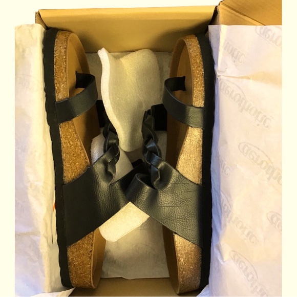 Aerothotic Black Sandals - Picture 2 of 11